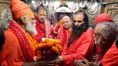 Photo of नगर भ्रमण के दौरान मनसा देवी मंदिर पहुंची जूना अखाड़े की छड़ी यात्रा