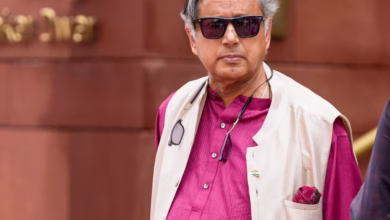 Photo of शशि थरूर बोले: पाक खिलाड़ियों से हाथ मिलाना था जरूरी, पूरे देश को दुश्मन मानना भूल है