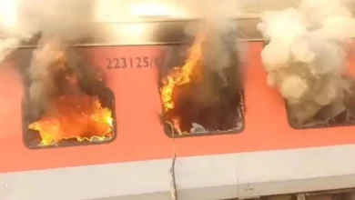 Photo of लुधियाना से दिल्ली जा रही गरीबरथ ट्रेन में लगी भीषण आग, जान बचाने के लिए कूदकर भागे यात्री